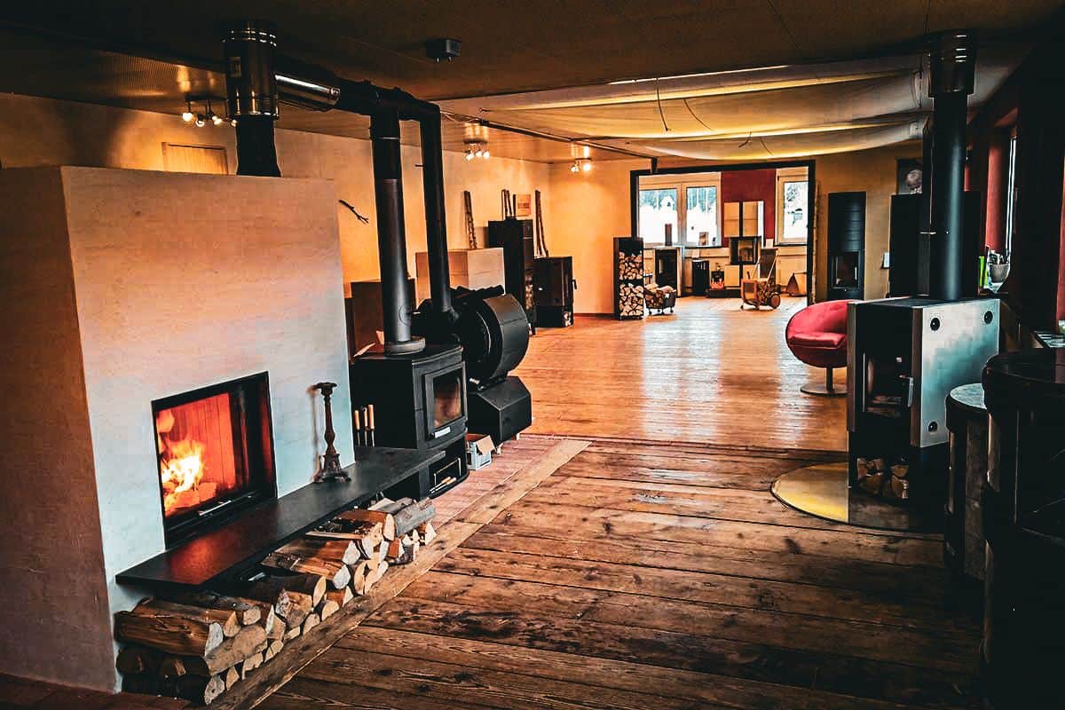 Ofenstudio Hauptofen mit Feuer kleiner Einblick in unser Ofenstudio